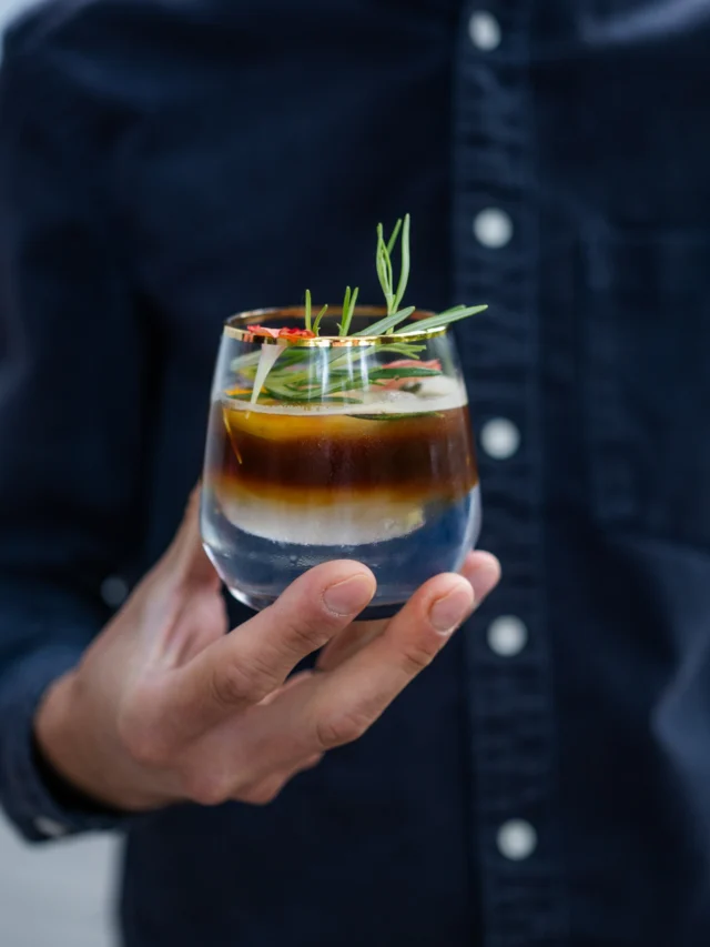 Upał w mieście? Postaw na orzeźwiające, zimniutkie Tonic Espresso ☀️🧊 Idealne, gdy chodniki parują, a Ty potrzebujesz czegoś lekkiego, ale z tą samą dawką kofeinki 😏

Nasz przepis? Kilka kostek lodu, 100 ml toniku, doppio z Etiopii i to już – SZTOSIK 🥵

A Ty – wolisz Tonic Espresso czy klasyka na lodzie? Daj znać w komentarzu! 💬👇