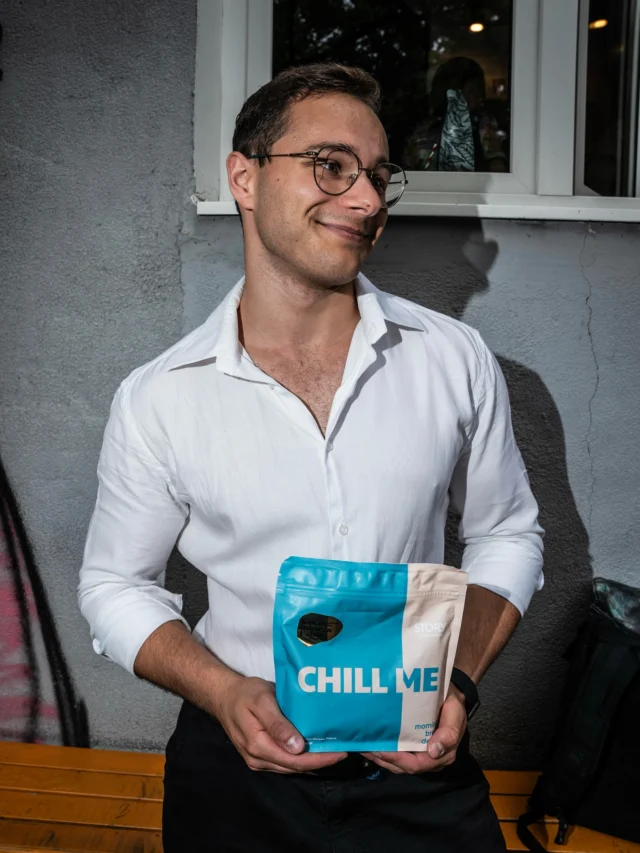 No hejka 😏 może zaczniemy powoli? 😏 Poznaj Chill Me — bezkofeinową kawę z Kolumbii, która potrafi rozbudzić zmysły bez porannej drzemki. 🤡 To idealna towarzyszka wyjątkowych wieczorów (także tych do późna). Palona jasno pod filtr. W filiżance spodziewaj się malinki 😏 i brownie. 🍫 Skusisz się?