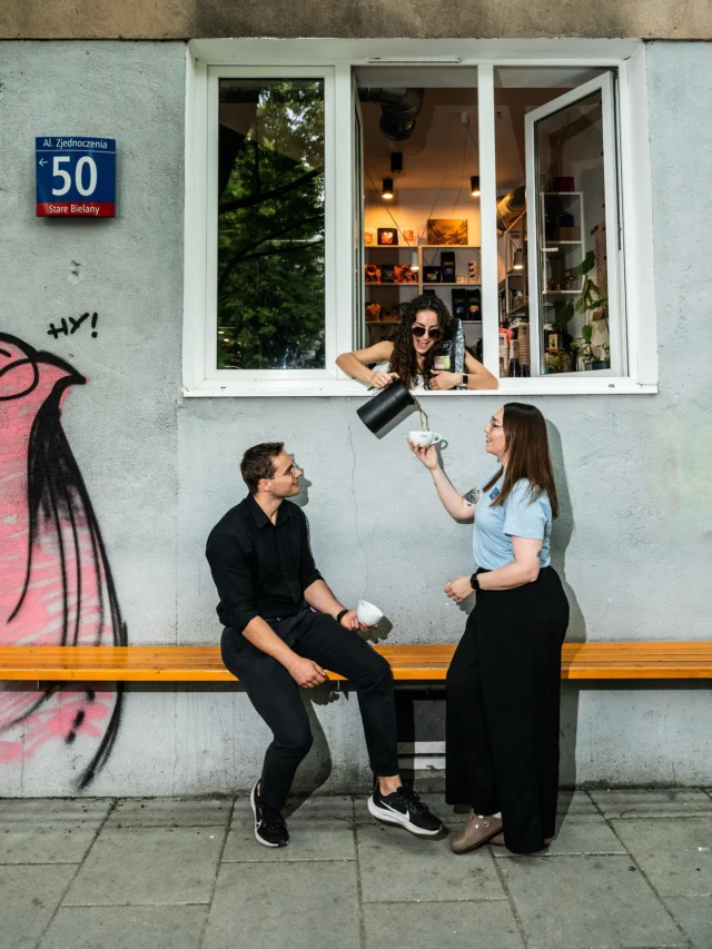 ☕️ Kochani! Mamy dla Was wieści trochę słodko-gorzkie. 🥹 to już nasze ostatnie wspólne chwile przy Alei Zjednoczenia – działamy tylko do końca miesiąca. Te cztery ściany widziały Wasze poranki, popołudniowe rozmowy, pierwsze randki i szybkie kawy „na wynos”. I wiecie co? To wszystko będziemy pamiętać. Pokochaliśmy bielańską społeczność i nie wyobrażamy sobie zniknąć z mapy dzielnicy – dlatego szukamy nowego, większego miejsca w pobliżu, żeby pomieścić jeszcze więcej wspólnych chwil. (A jeśli macie na oku fajny lokal – będziemy wdzięczni za cynk 🙌). Ogromne dziękujemy naszym baristom za serce w każdej filiżance ♥️ dostawcom za ogromne wsparcie (tutaj głównie ukłony dla @bylasobiebeza ♥️ i Wam – za to, że byliście z nami i stworzyliście tu wyjątkową atmosferę. 🥹♥️ 👉 Wpadnijcie jeszcze na ostatnie kawki – posiedzieć, pogadać i celebrować te chwile razem. Do zobaczenia na Bielanach, w nowym wydaniu. 💛 Ps. We will back bby
